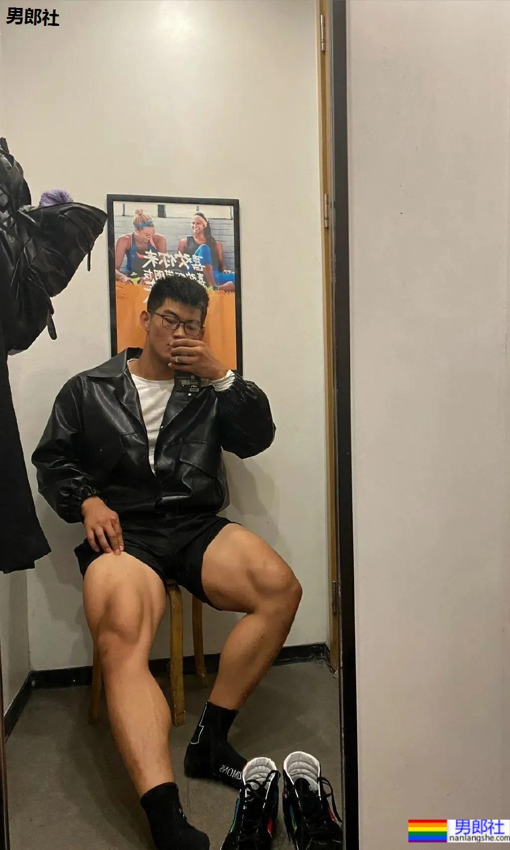 上海师大肌肉学长试衣间自拍照，扒衣后长得太粗壮了 - 51虹马