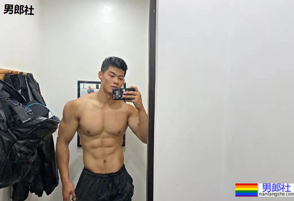 上海师大肌肉学长试衣间自拍照，扒衣后长得太粗壮了 - 51虹马