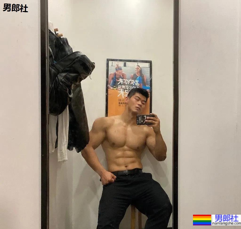上海师大肌肉学长试衣间自拍照，扒衣后长得太粗壮了 - 51虹马