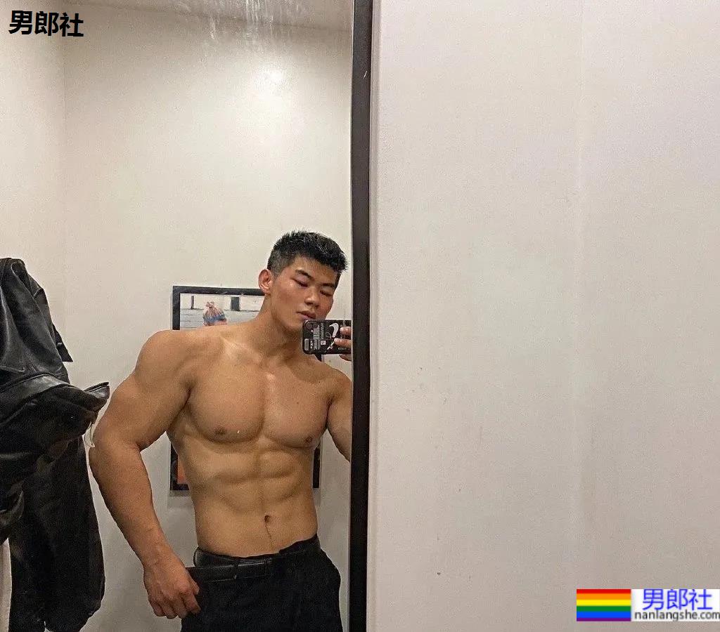 上海师大肌肉学长试衣间自拍照，扒衣后长得太粗壮了 - 51虹马