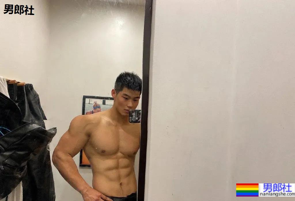 上海师大肌肉学长试衣间自拍照，扒衣后长得太粗壮了 - 51虹马