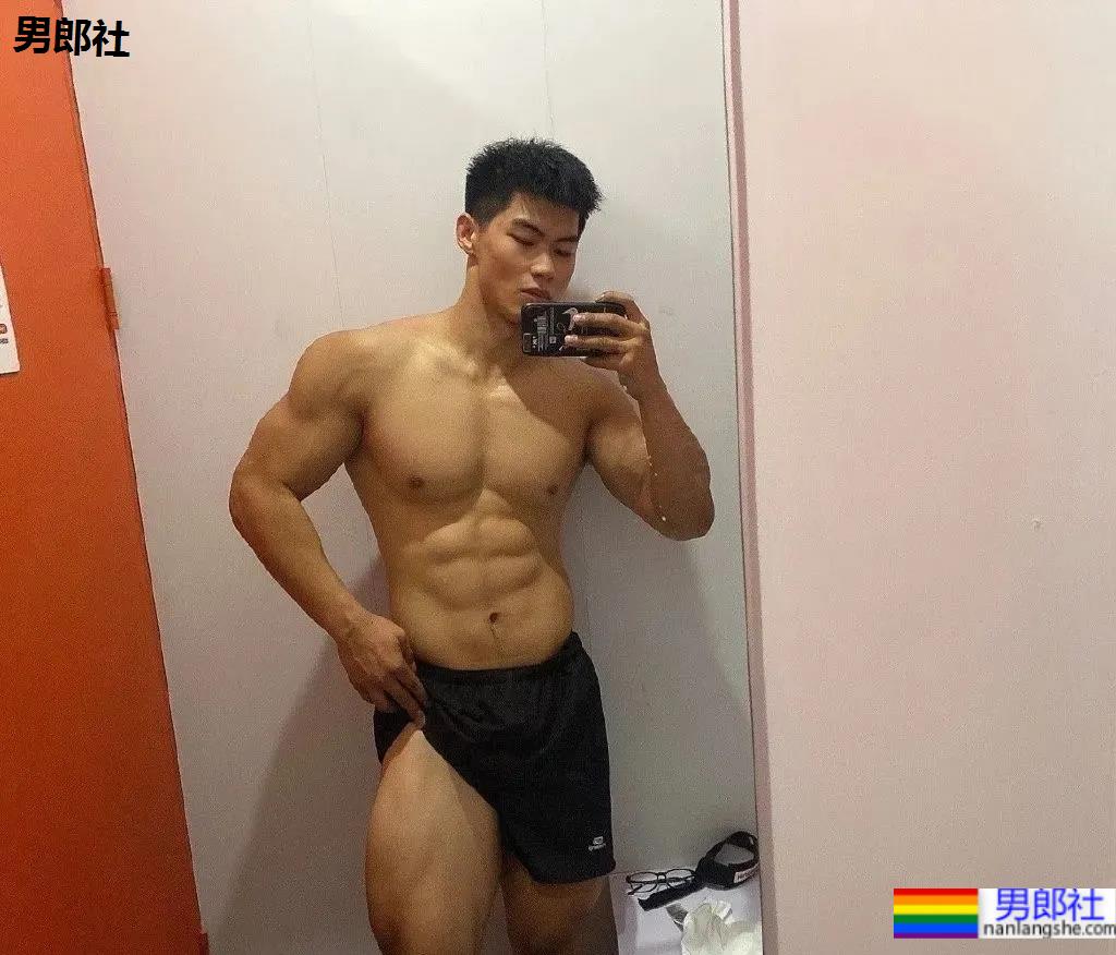 上海师大肌肉学长试衣间自拍照，扒衣后长得太粗壮了 - 51虹马
