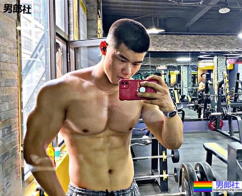 上海师大肌肉学长试衣间自拍照，扒衣后长得太粗壮了 - 51虹马