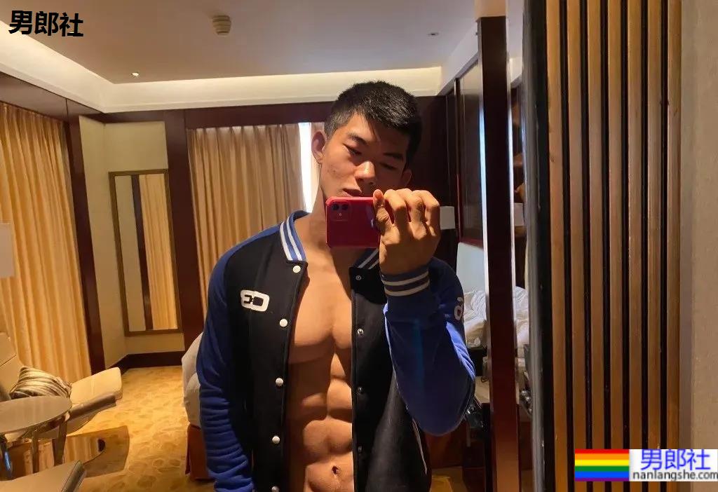 上海师大肌肉学长试衣间自拍照，扒衣后长得太粗壮了 - 51虹马