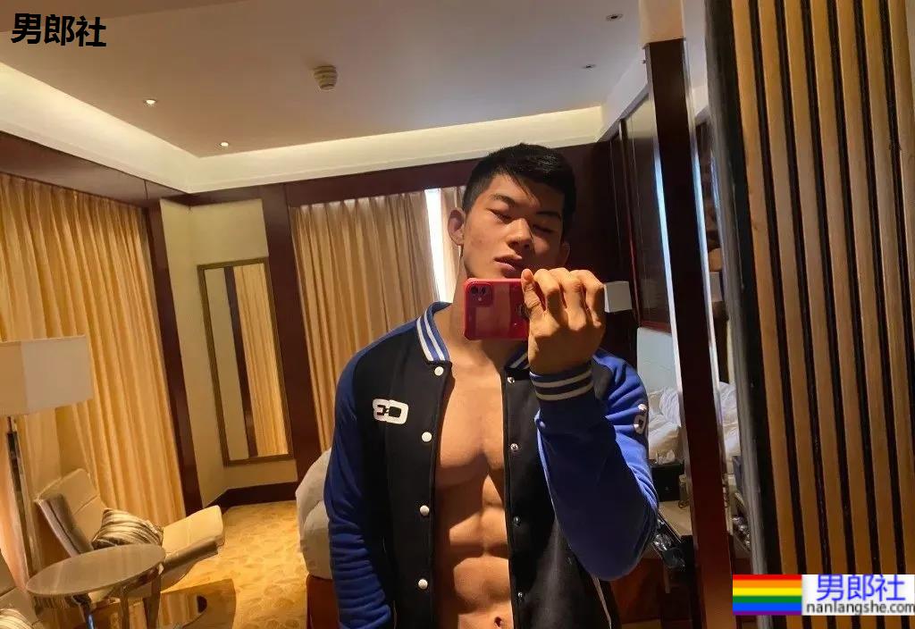 上海师大肌肉学长试衣间自拍照，扒衣后长得太粗壮了 - 51虹马