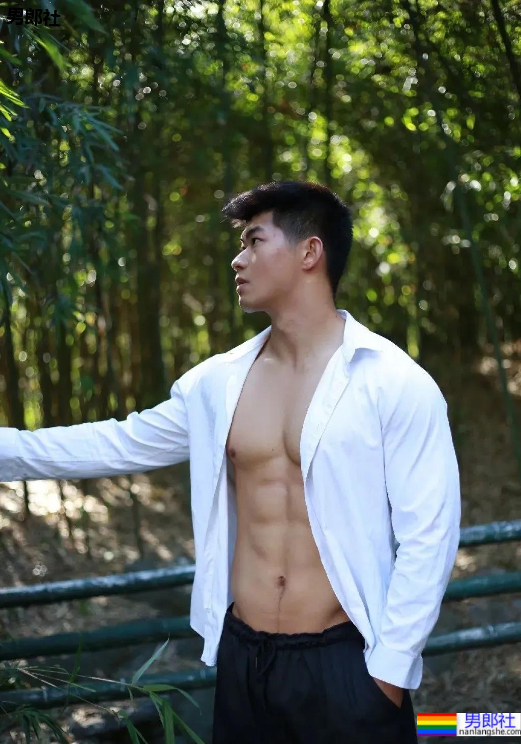 上海师大肌肉学长试衣间自拍照，扒衣后长得太粗壮了 - 51虹马