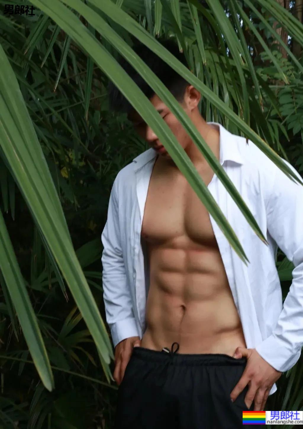 上海师大肌肉学长试衣间自拍照，扒衣后长得太粗壮了 - 51虹马