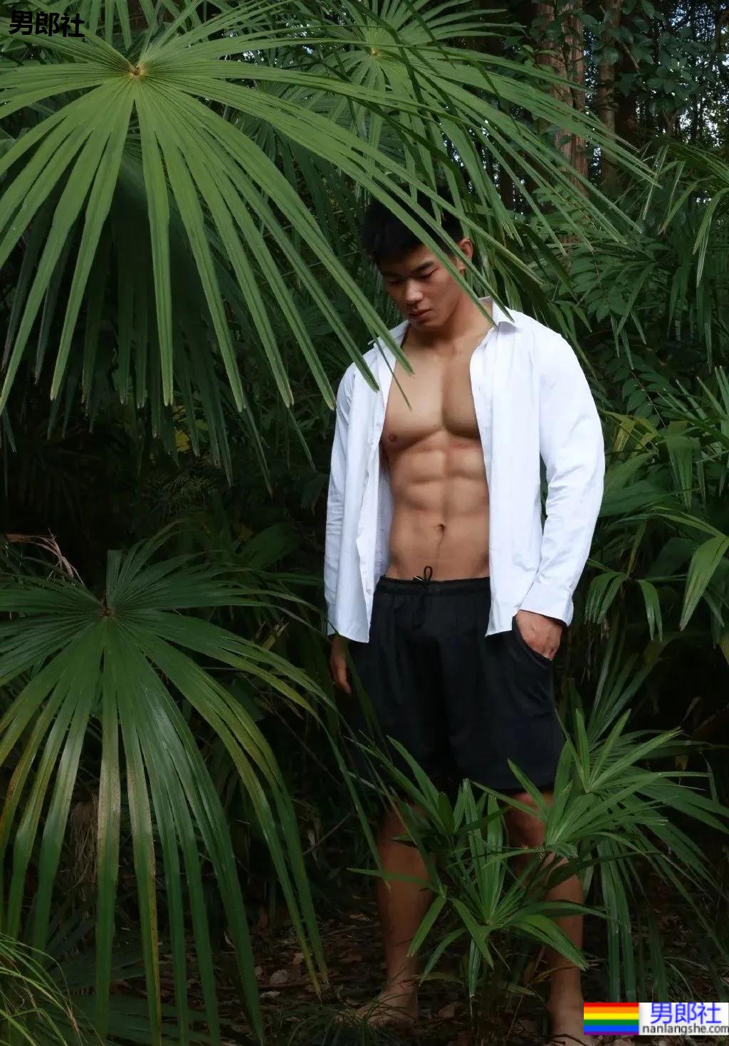 上海师大肌肉学长试衣间自拍照，扒衣后长得太粗壮了 - 51虹马