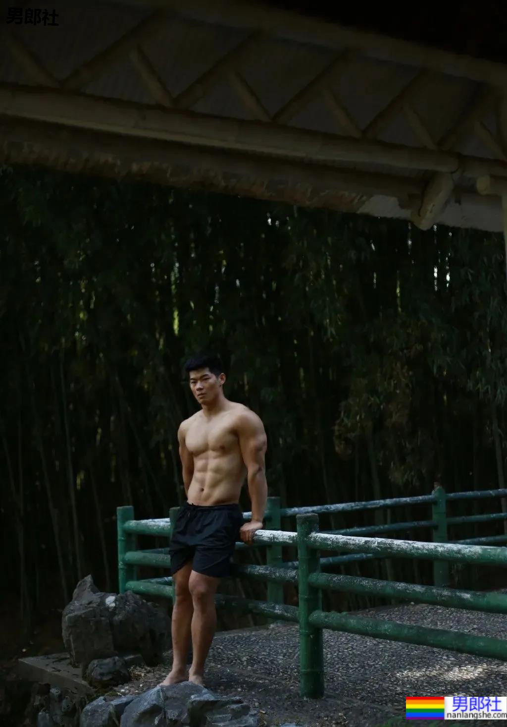 上海师大肌肉学长试衣间自拍照，扒衣后长得太粗壮了 - 51虹马