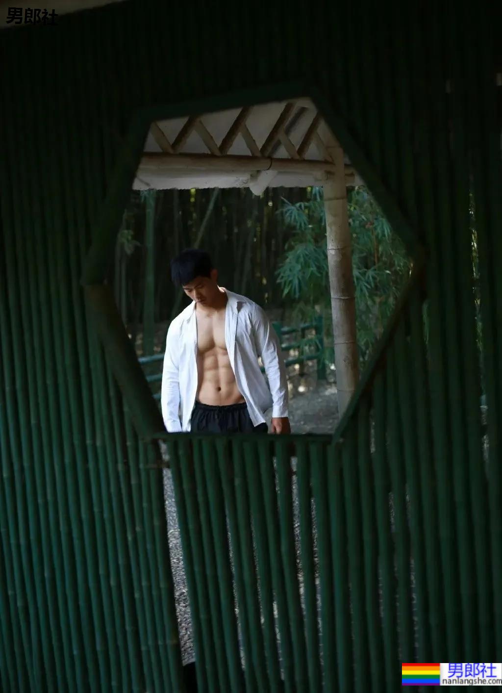 上海师大肌肉学长试衣间自拍照，扒衣后长得太粗壮了 - 51虹马