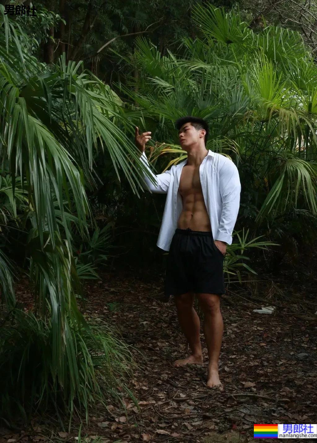 上海师大肌肉学长试衣间自拍照，扒衣后长得太粗壮了 - 51虹马