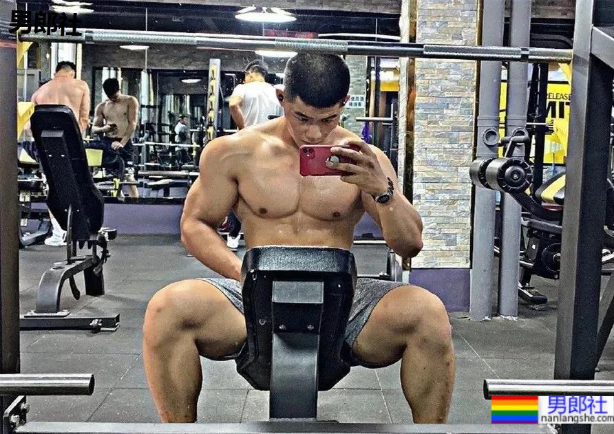 上海师大肌肉学长试衣间自拍照，扒衣后长得太粗壮了 - 51虹马