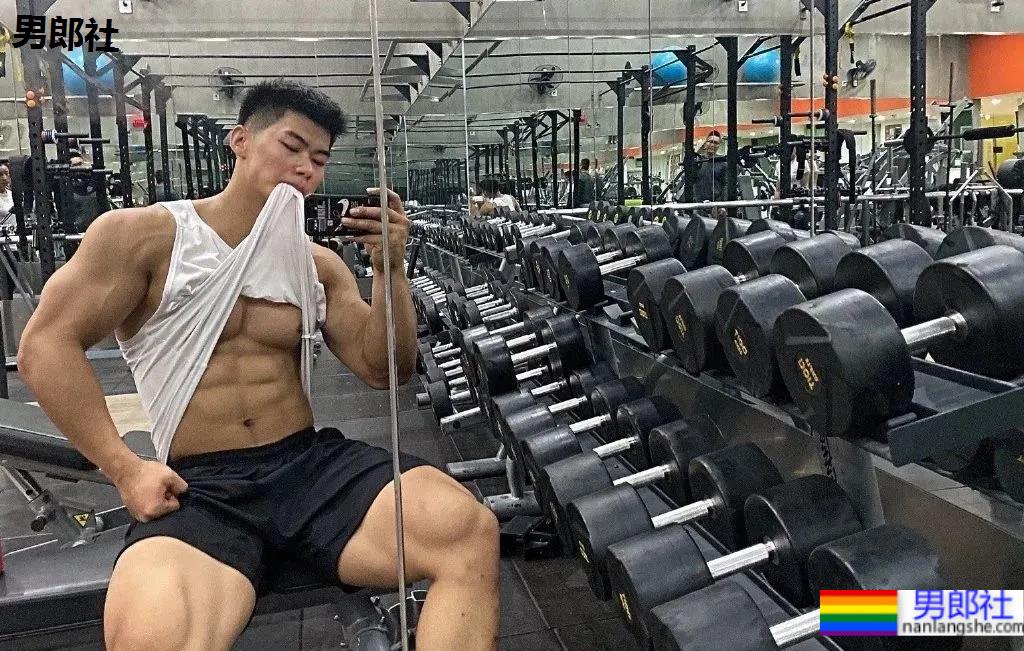 上海师大肌肉学长试衣间自拍照，扒衣后长得太粗壮了 - 51虹马