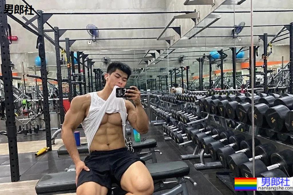 上海师大肌肉学长试衣间自拍照，扒衣后长得太粗壮了 - 51虹马