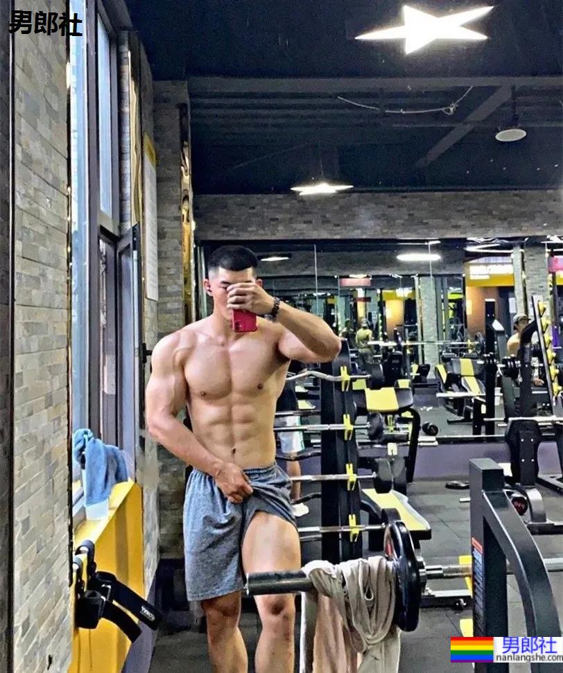 上海师大肌肉学长试衣间自拍照，扒衣后长得太粗壮了 - 51虹马