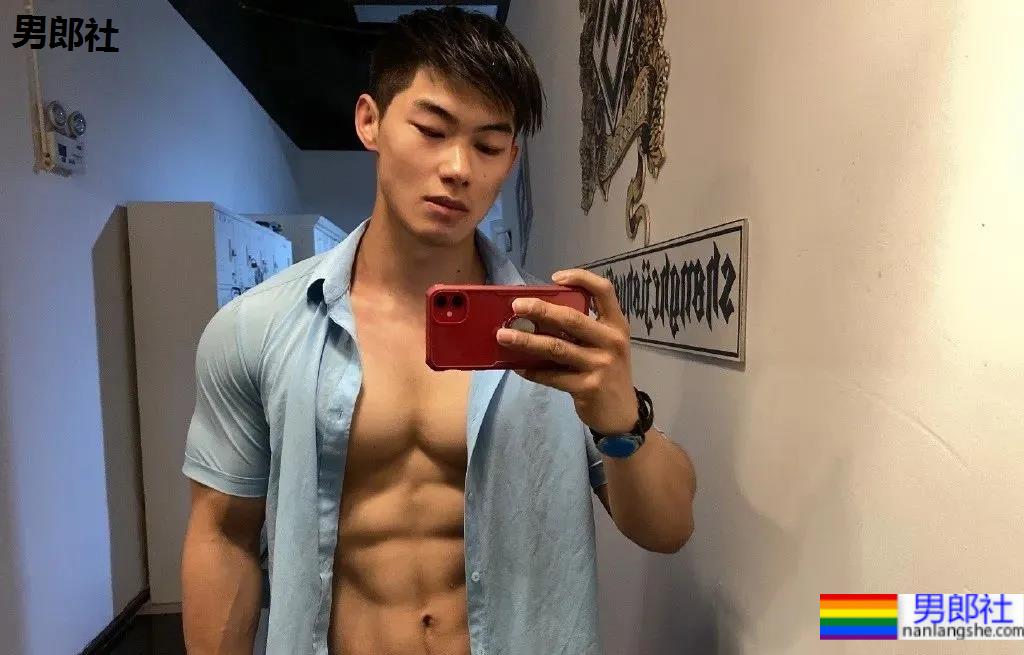 上海师大肌肉学长试衣间自拍照，扒衣后长得太粗壮了 - 51虹马