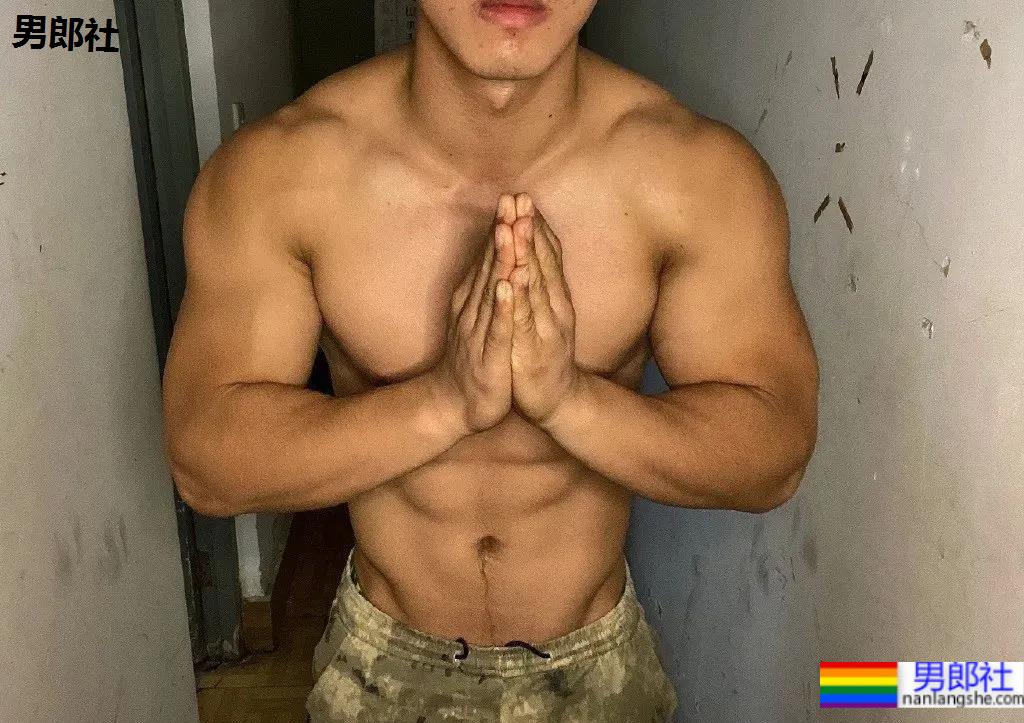 上海师大肌肉学长试衣间自拍照，扒衣后长得太粗壮了 - 51虹马