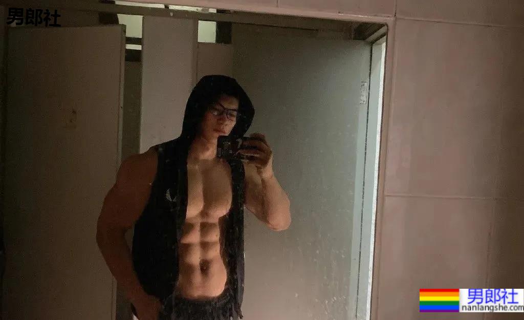 上海师大肌肉学长试衣间自拍照，扒衣后长得太粗壮了 - 51虹马