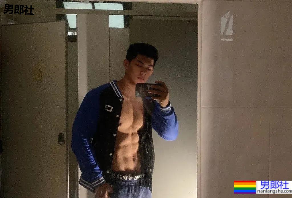 上海师大肌肉学长试衣间自拍照，扒衣后长得太粗壮了 - 51虹马