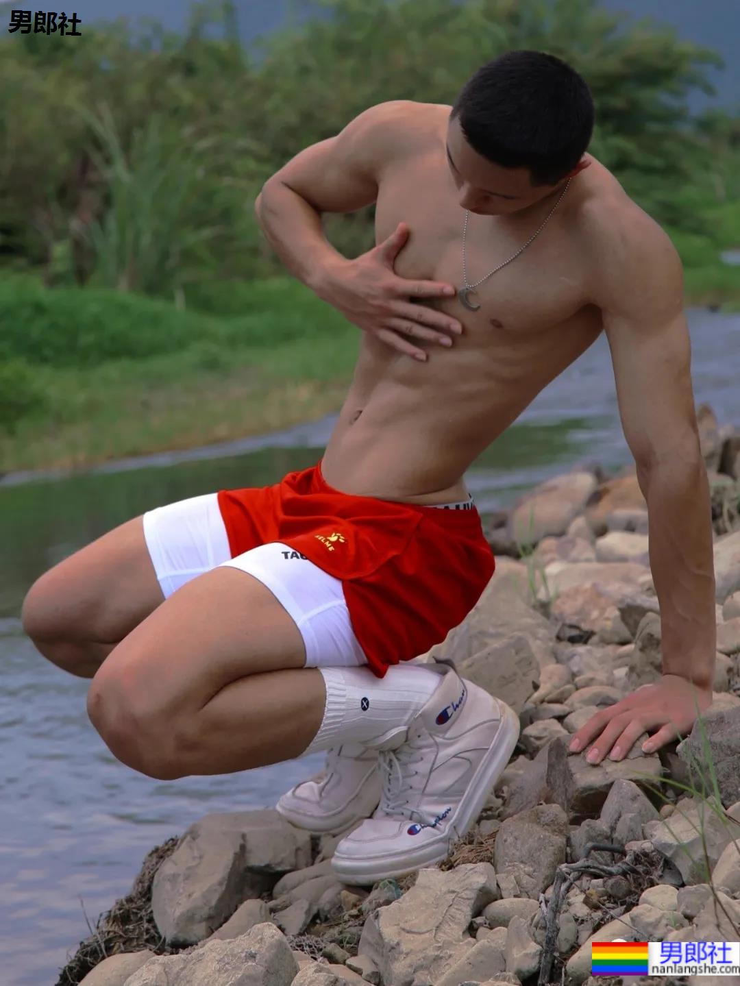 18岁寸头体育生遇上摄影师，长腿腹肌好身材藏不住啦！-51虹马