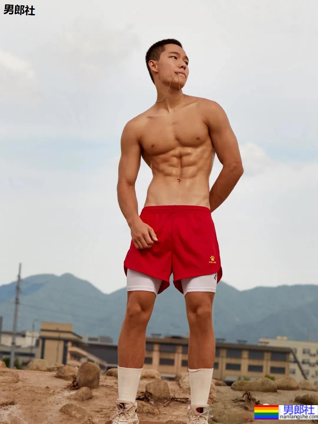 18岁寸头体育生遇上摄影师,长腿腹肌好身材藏不住啦! - 51虹马 18岁寸头体育生遇上摄影师,长腿腹肌好身材藏不住啦! - 51虹马