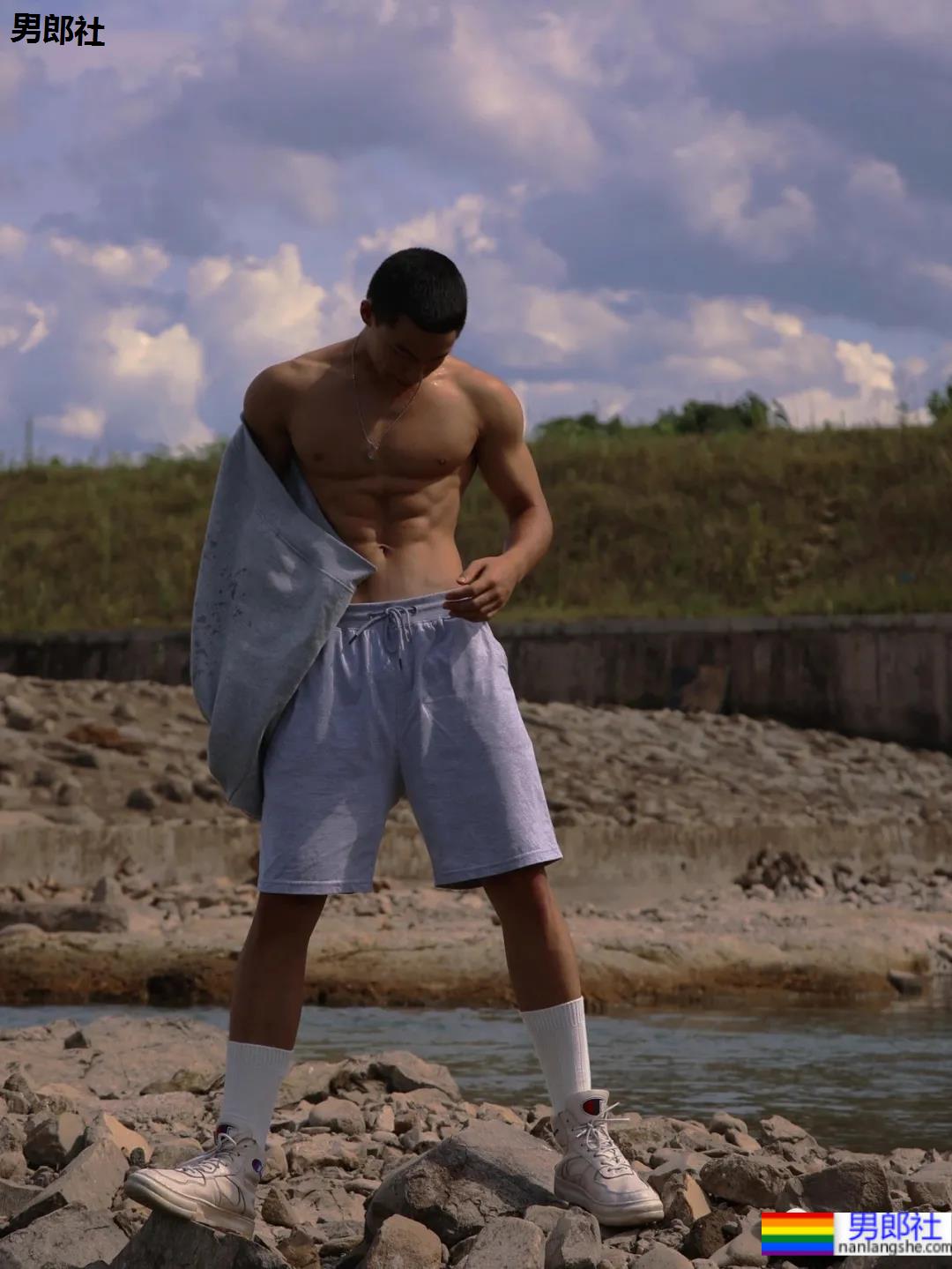 18岁寸头体育生遇上摄影师,长腿腹肌好身材藏不住啦! - 51虹马 18岁寸头体育生遇上摄影师,长腿腹肌好身材藏不住啦! - 51虹马