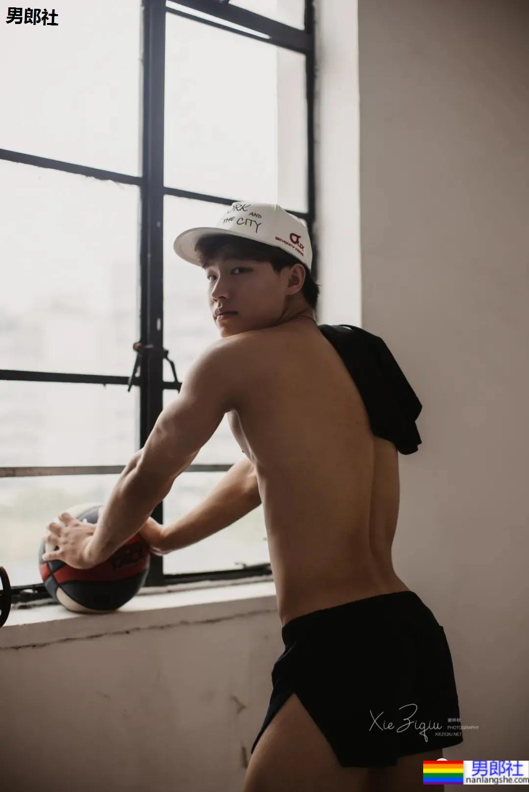 18岁寸头体育生遇上摄影师,长腿腹肌好身材藏不住啦! - 51虹马 18岁寸头体育生遇上摄影师,长腿腹肌好身材藏不住啦! - 51虹马