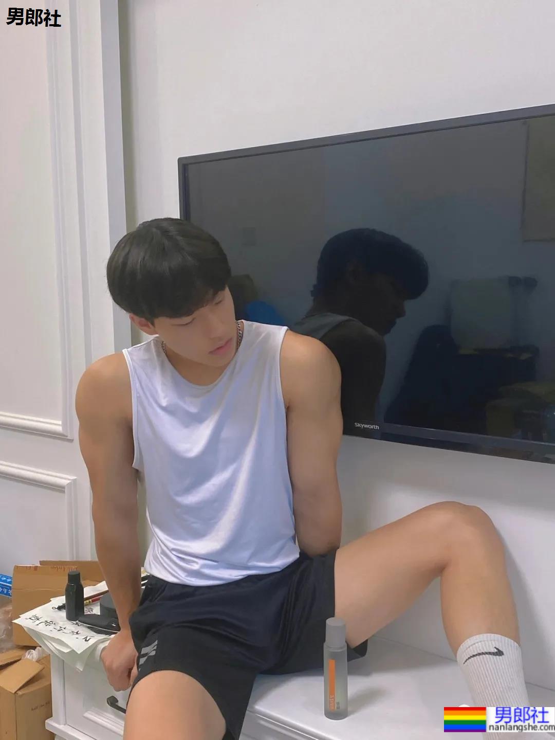 18岁寸头体育生遇上摄影师,长腿腹肌好身材藏不住啦! - 51虹马 18岁寸头体育生遇上摄影师,长腿腹肌好身材藏不住啦! - 51虹马