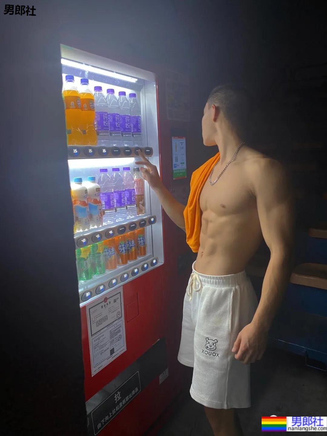 18岁寸头体育生遇上摄影师,长腿腹肌好身材藏不住啦! - 51虹马 18岁寸头体育生遇上摄影师,长腿腹肌好身材藏不住啦! - 51虹马