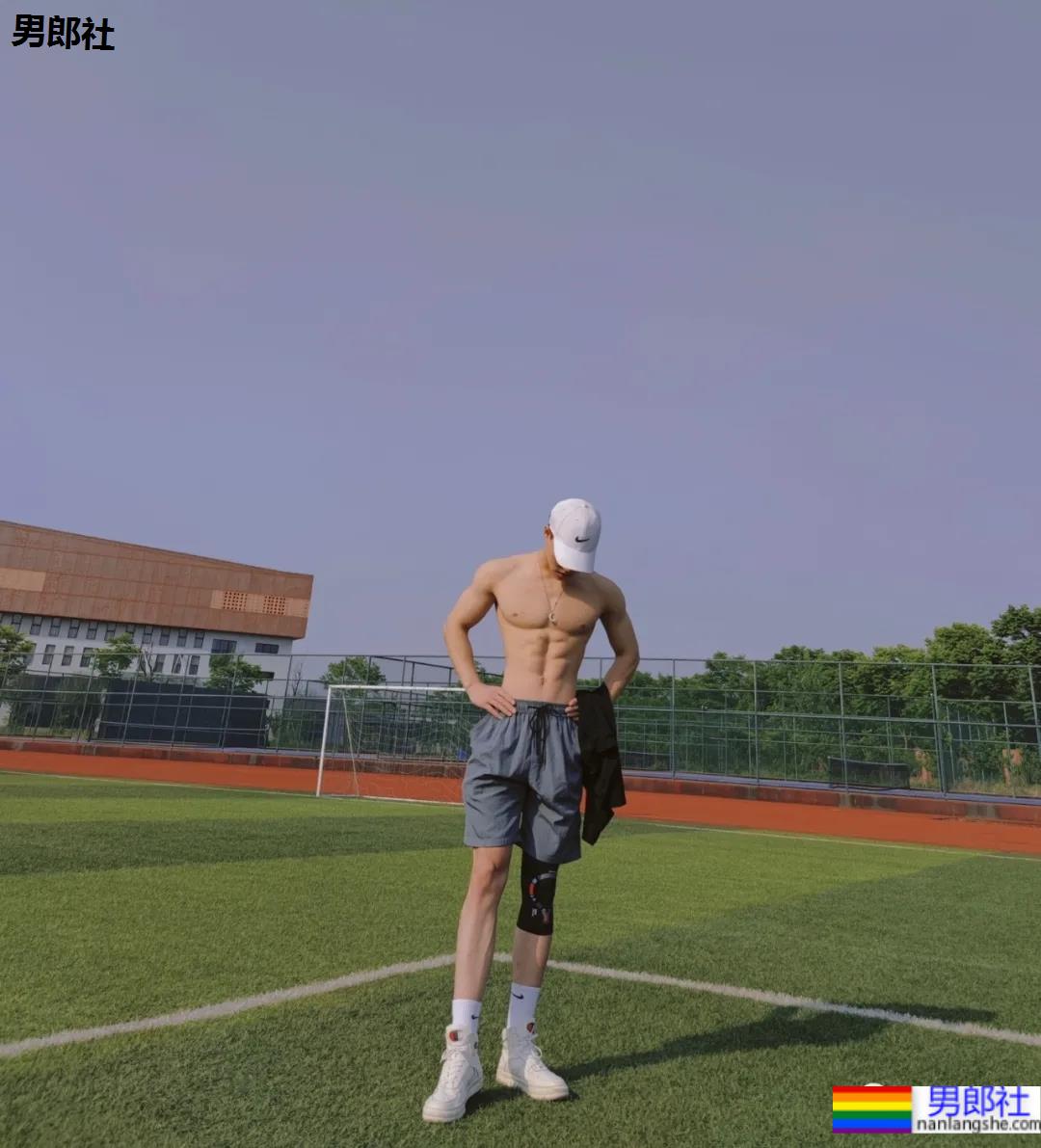 18岁寸头体育生遇上摄影师,长腿腹肌好身材藏不住啦! - 51虹马 18岁寸头体育生遇上摄影师,长腿腹肌好身材藏不住啦! - 51虹马