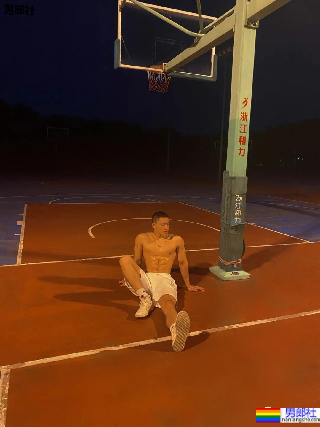 18岁寸头体育生遇上摄影师,长腿腹肌好身材藏不住啦! - 51虹马 18岁寸头体育生遇上摄影师,长腿腹肌好身材藏不住啦! - 51虹马