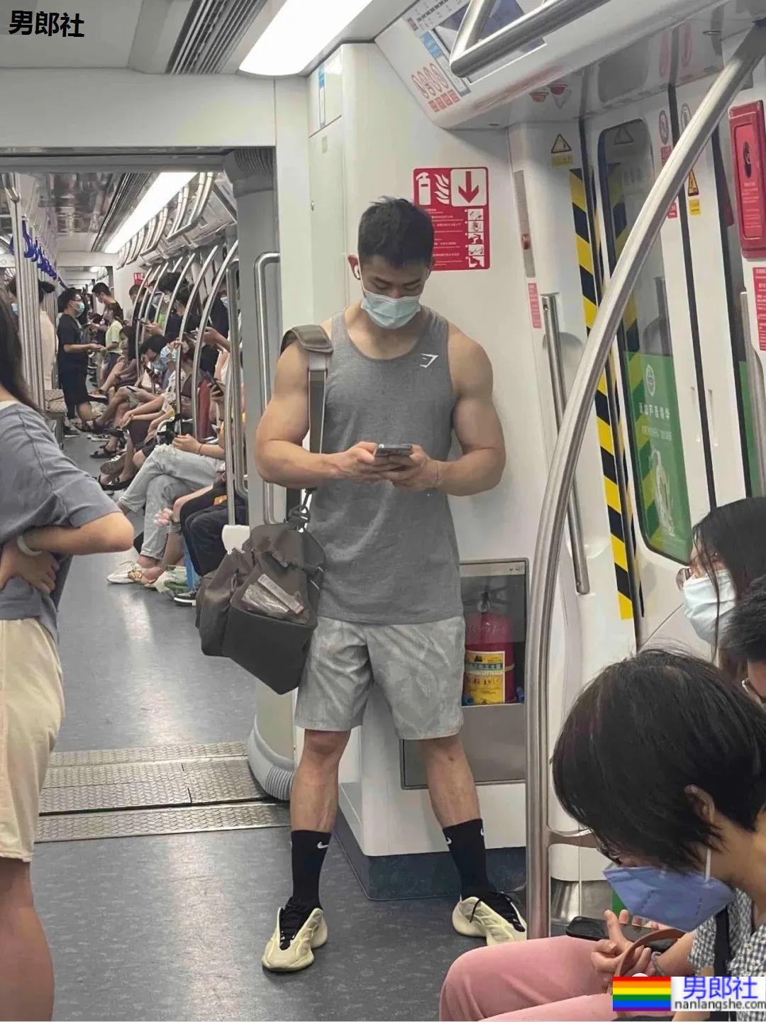 地铁上抓拍的体育帅男找到了，现在空少的身材都这么A了吗？ - 51虹马