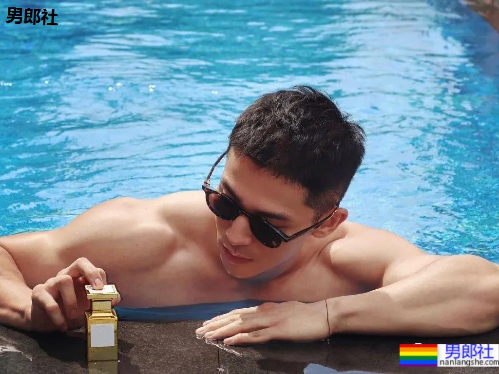 地铁上抓拍的体育帅男找到了，现在空少的身材都这么A了吗？ - 51虹马