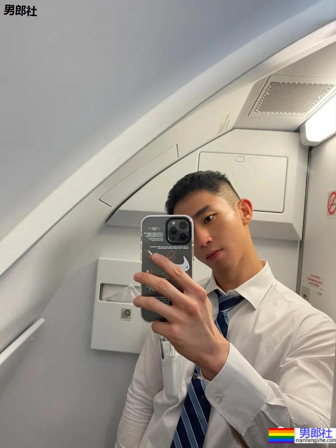 地铁上抓拍的体育帅男找到了，现在空少的身材都这么A了吗？ - 51虹马