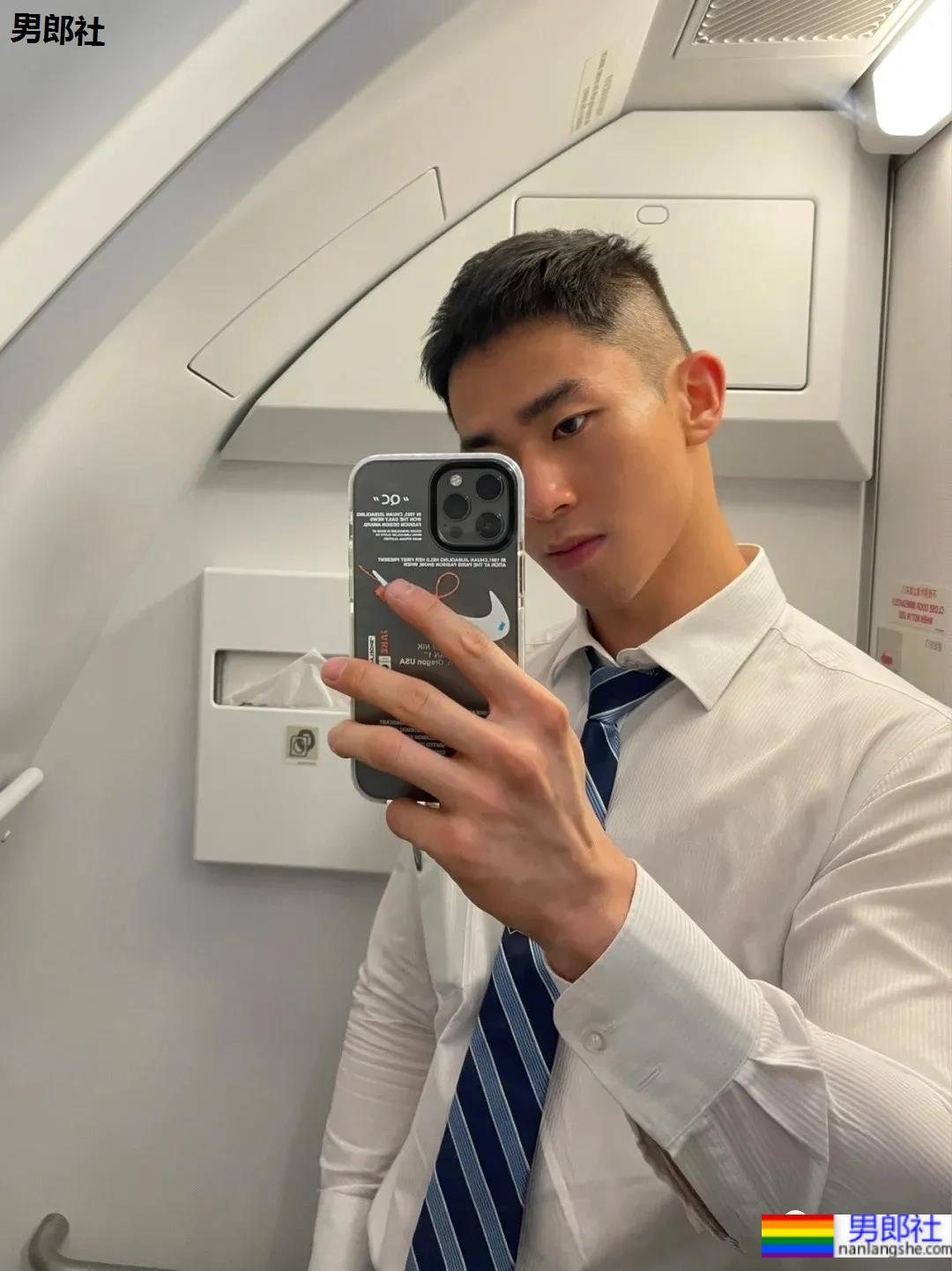 地铁上抓拍的体育帅男找到了，现在空少的身材都这么A了吗？ - 51虹马