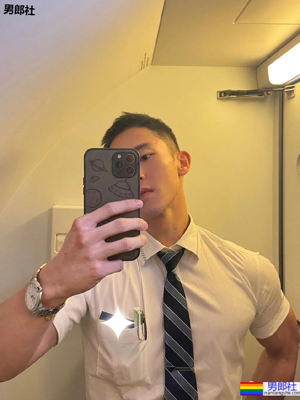 地铁上抓拍的体育帅男找到了，现在空少的身材都这么A了吗？ - 51虹马