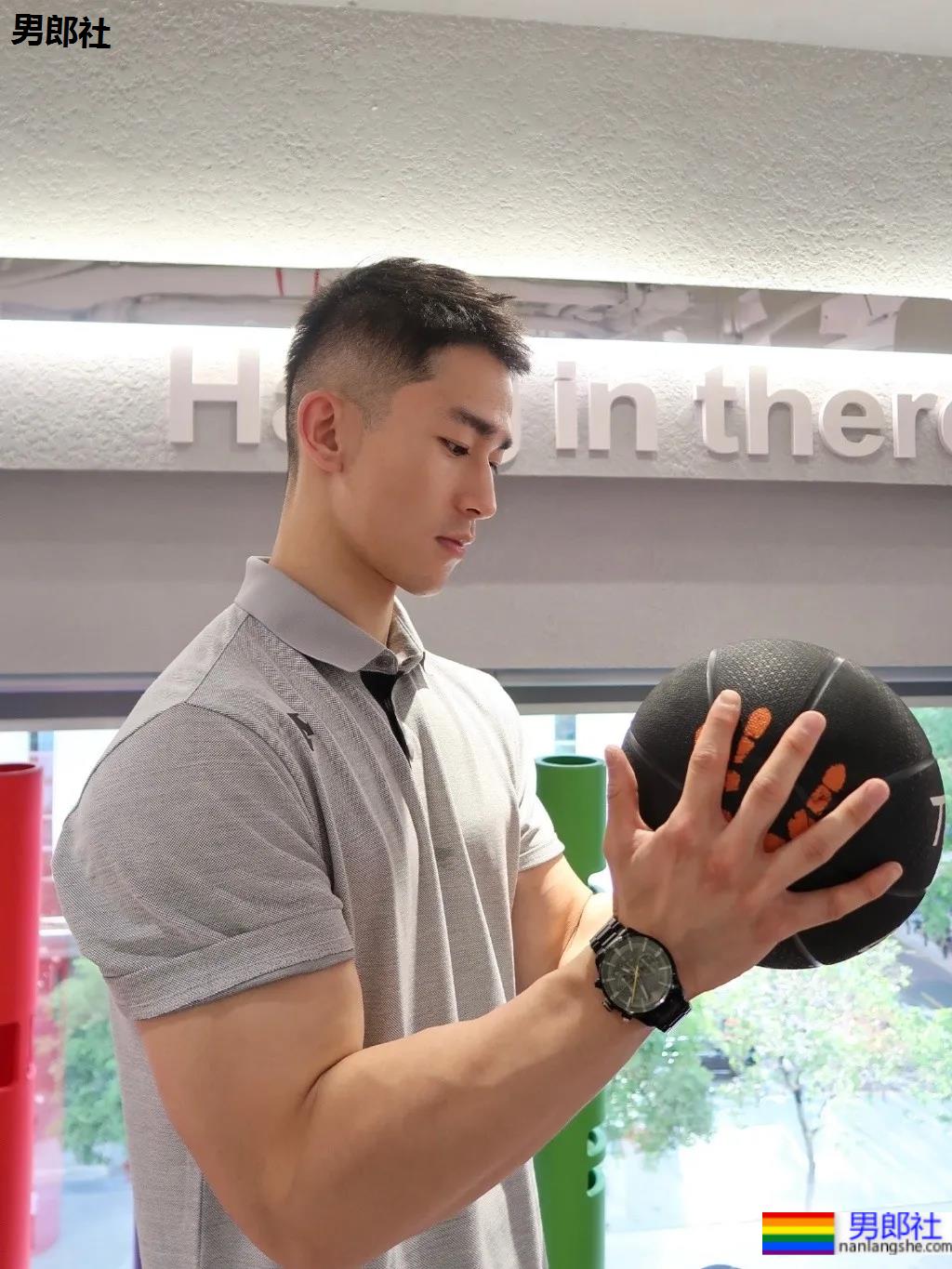 地铁上抓拍的体育帅男找到了，现在空少的身材都这么A了吗？ - 51虹马