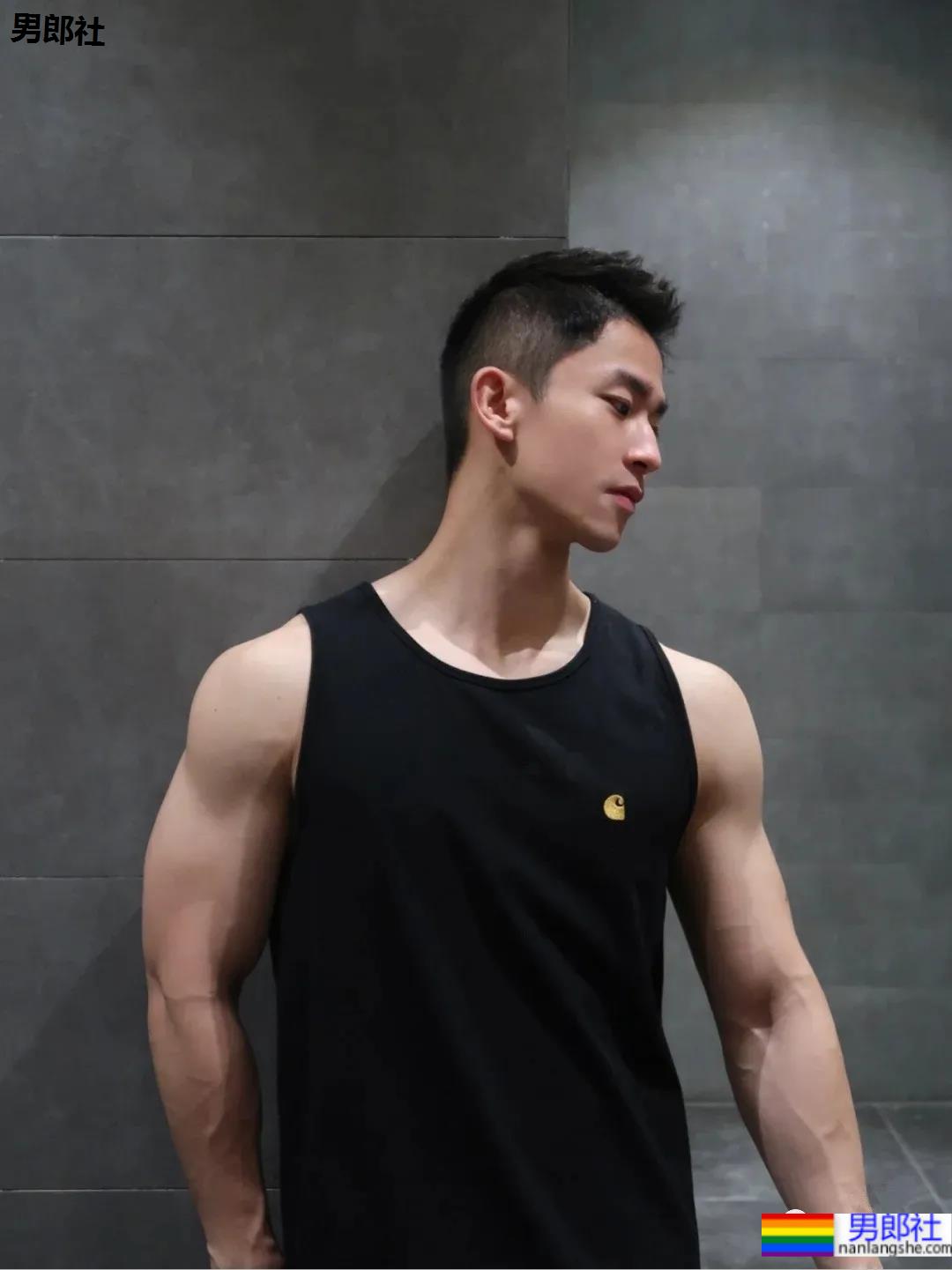 地铁上抓拍的体育帅男找到了，现在空少的身材都这么A了吗？ - 51虹马