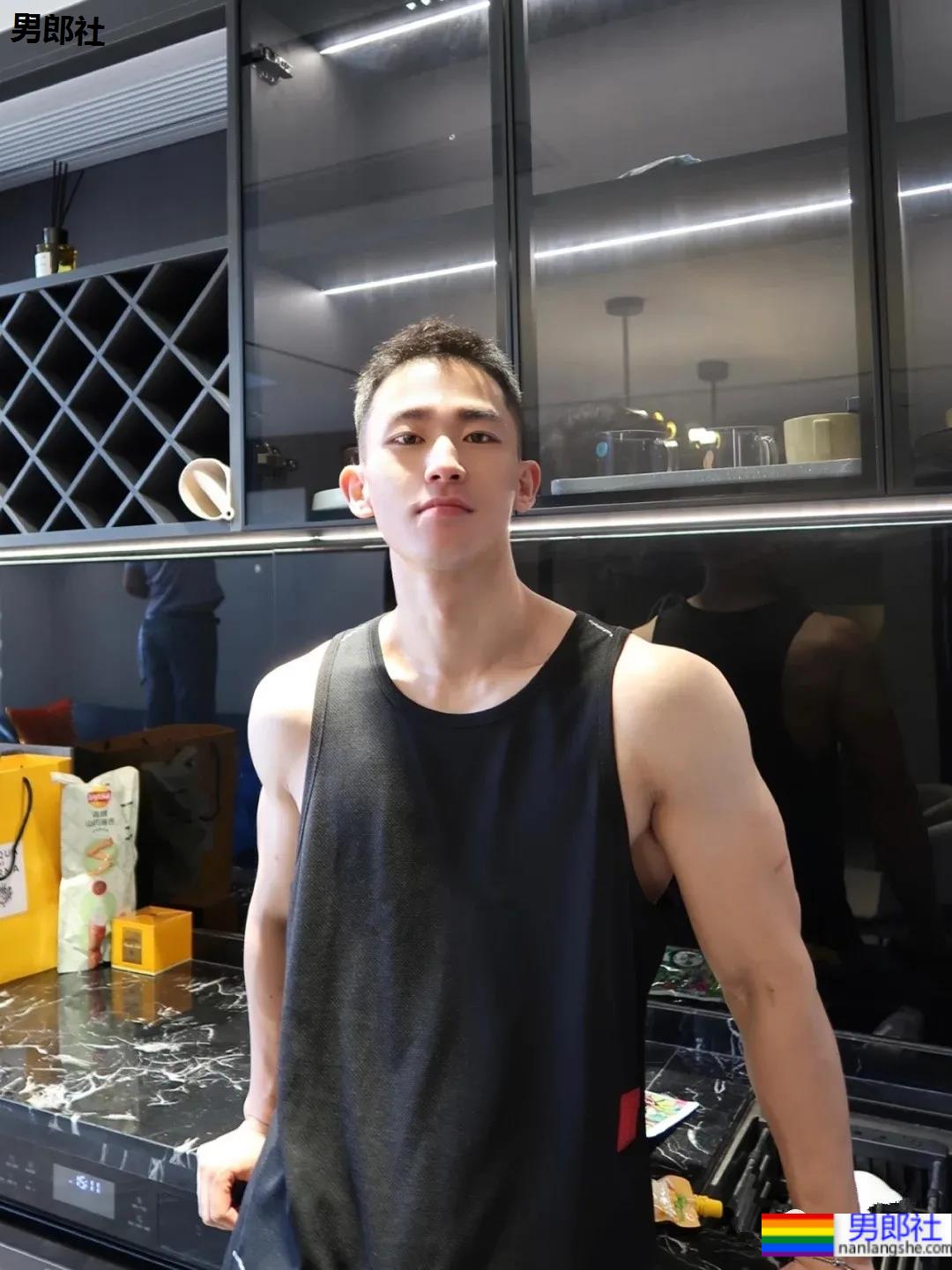 地铁上抓拍的体育帅男找到了，现在空少的身材都这么A了吗？ - 51虹马