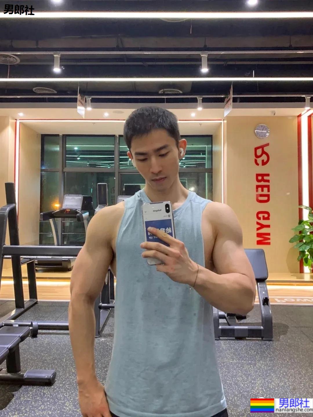 地铁上抓拍的体育帅男找到了，现在空少的身材都这么A了吗？ - 51虹马