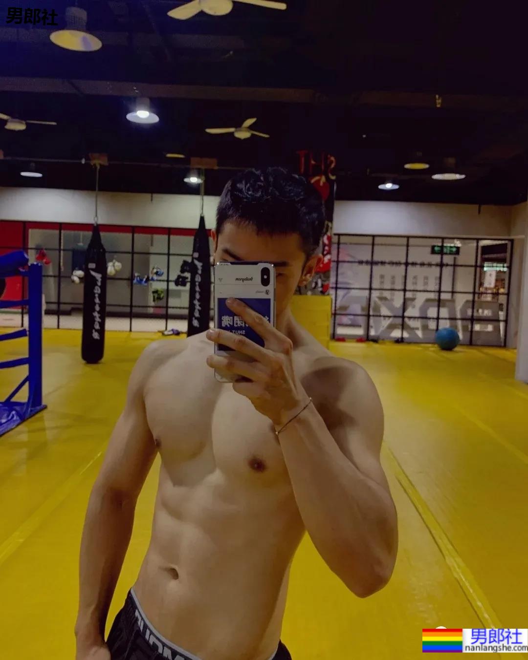 地铁上抓拍的体育帅男找到了，现在空少的身材都这么A了吗？ - 51虹马