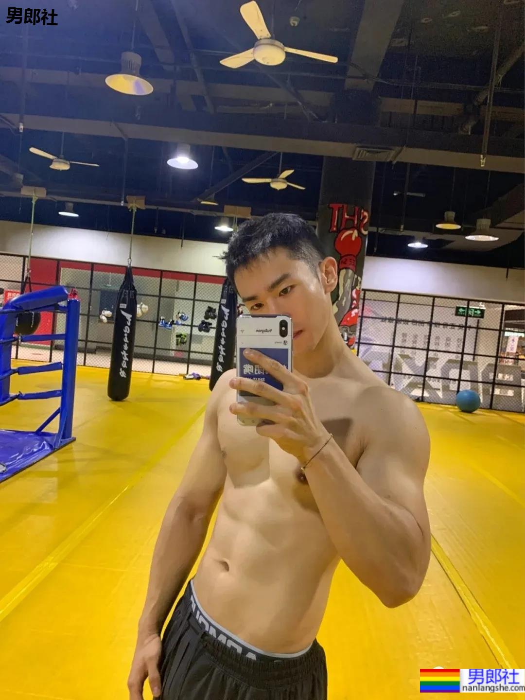 地铁上抓拍的体育帅男找到了，现在空少的身材都这么A了吗？ - 51虹马