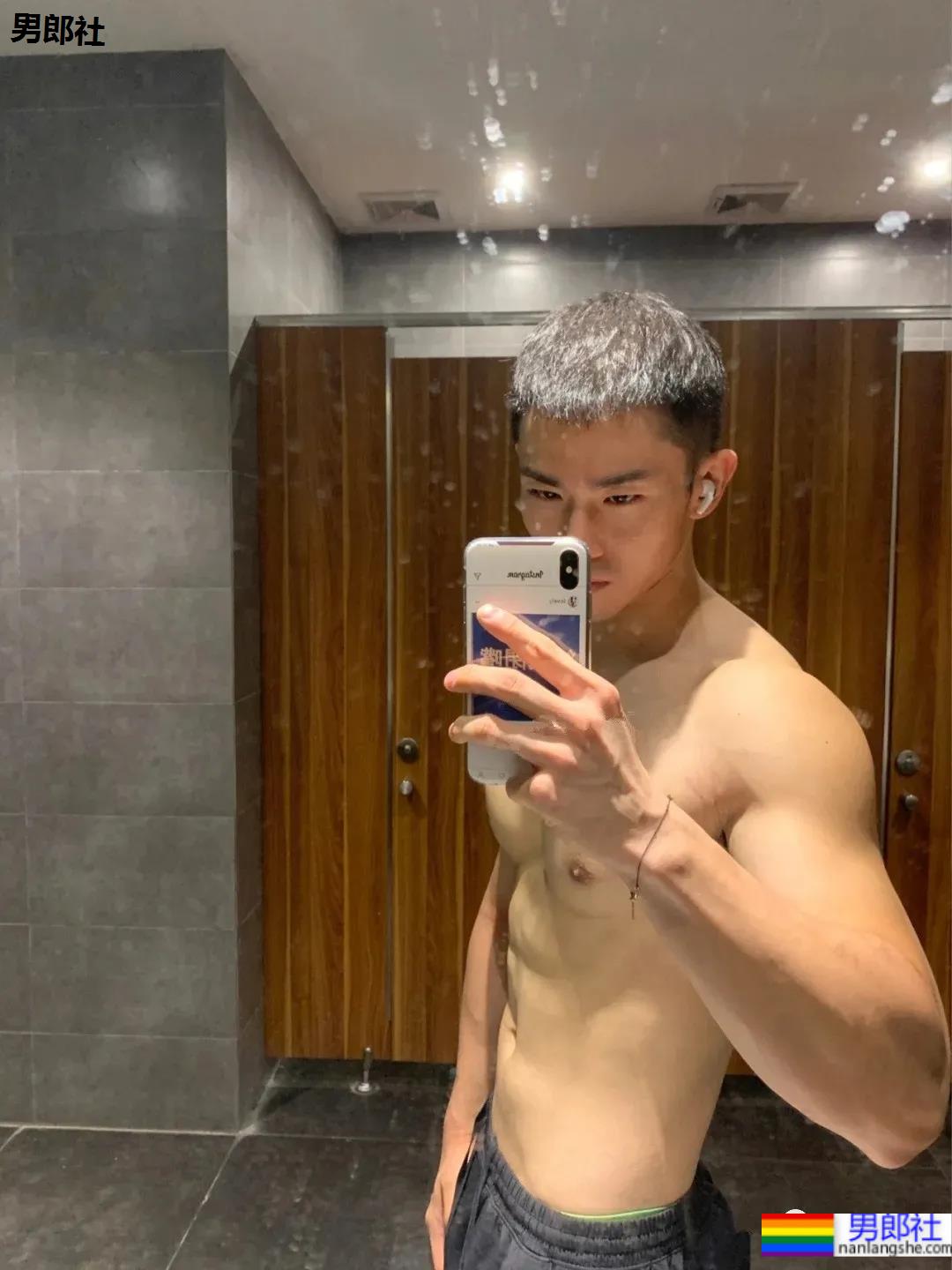 地铁上抓拍的体育帅男找到了，现在空少的身材都这么A了吗？ - 51虹马