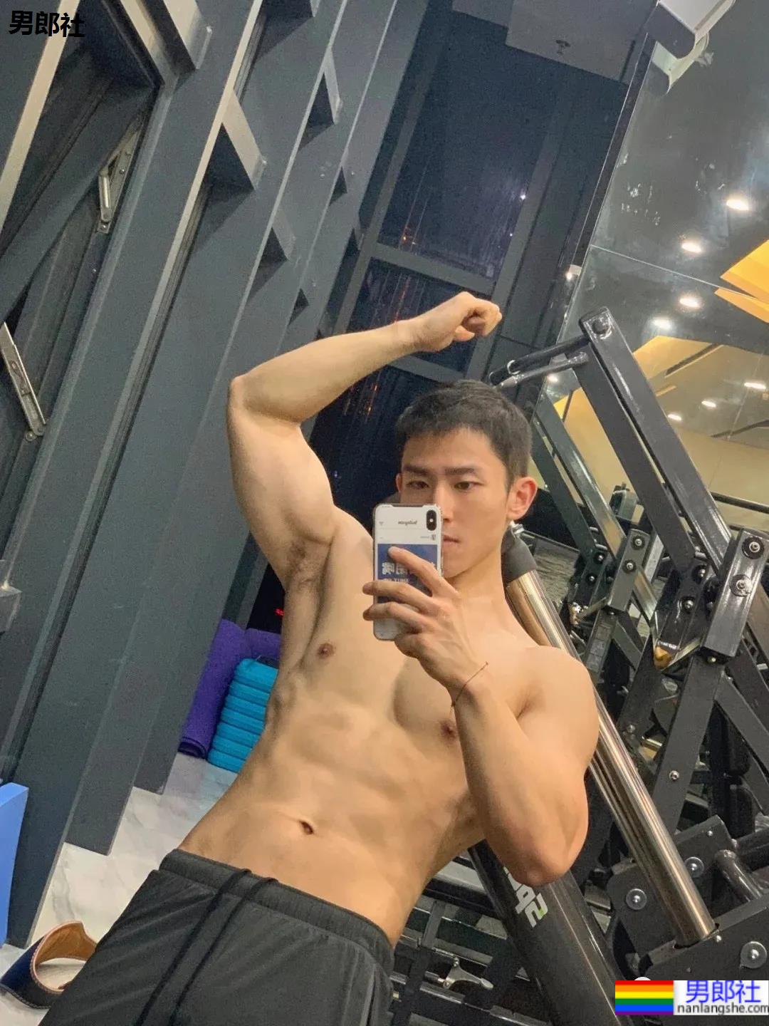 地铁上抓拍的体育帅男找到了，现在空少的身材都这么A了吗？ - 51虹马