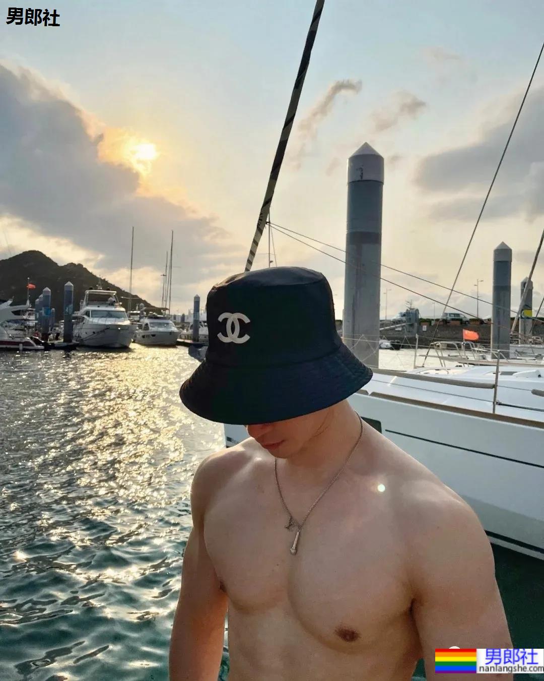 地铁上抓拍的体育帅男找到了，现在空少的身材都这么A了吗？ - 51虹马