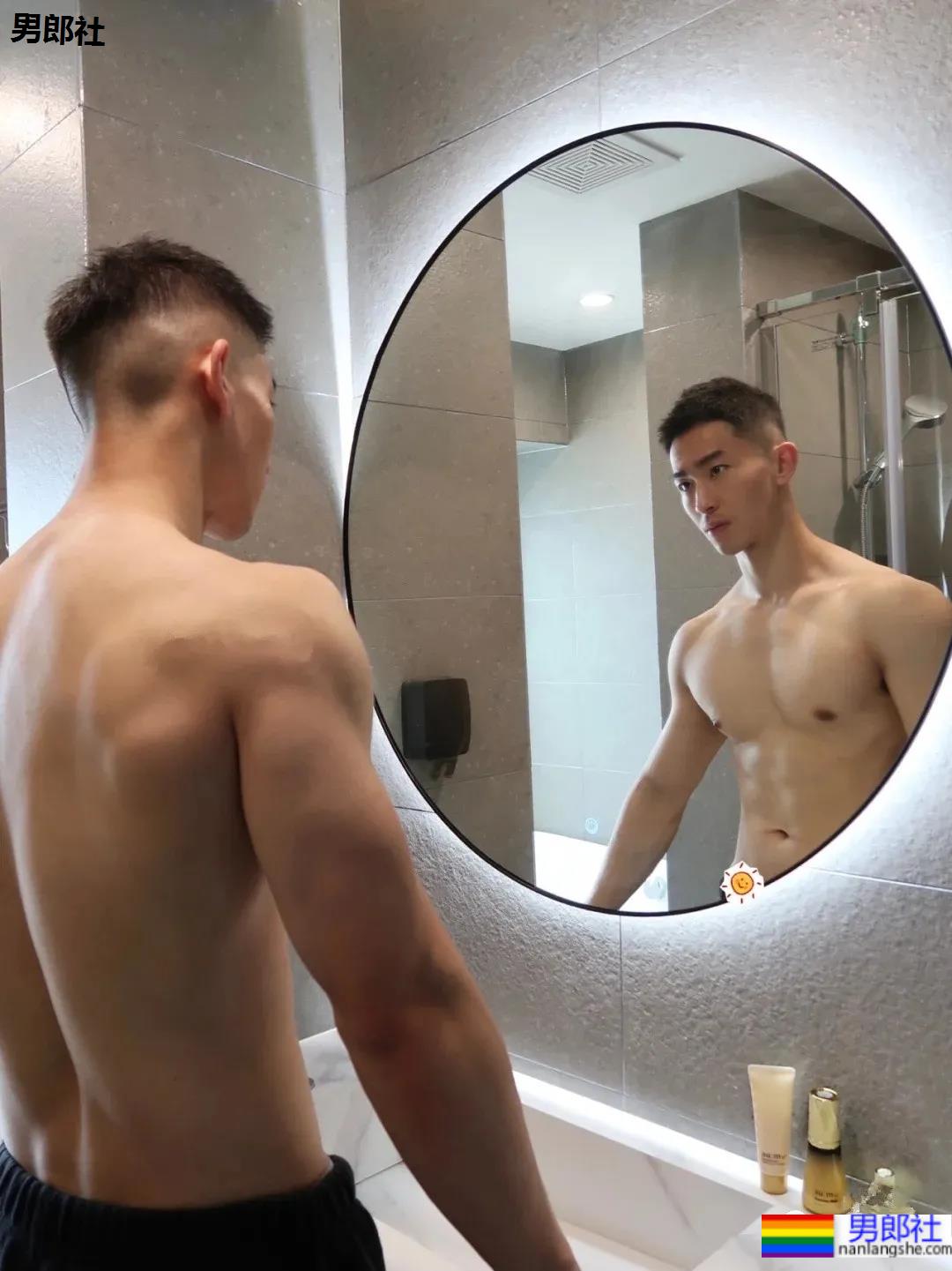 地铁上抓拍的体育帅男找到了，现在空少的身材都这么A了吗？ - 51虹马