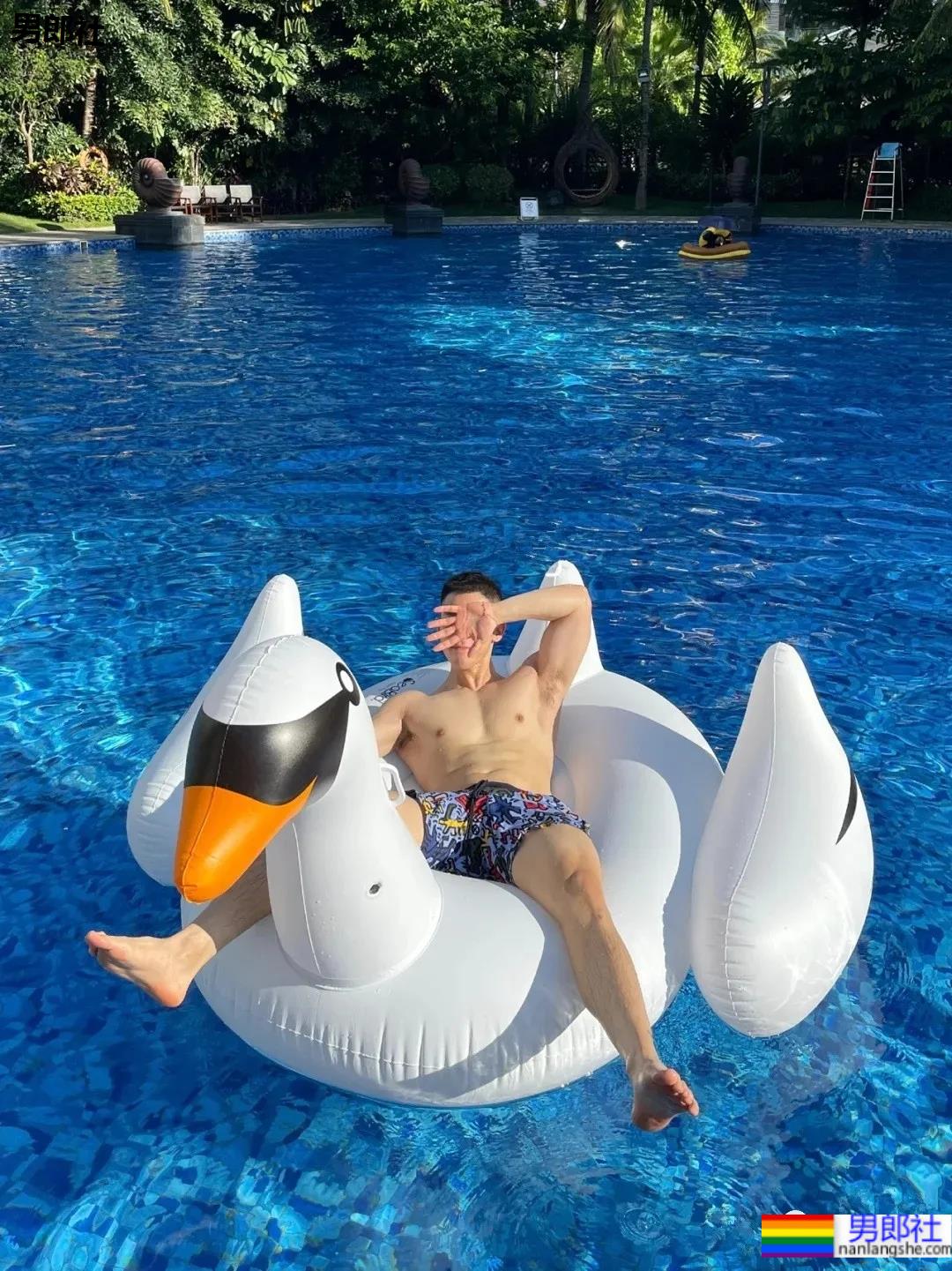 地铁上抓拍的体育帅男找到了，现在空少的身材都这么A了吗？ - 51虹马