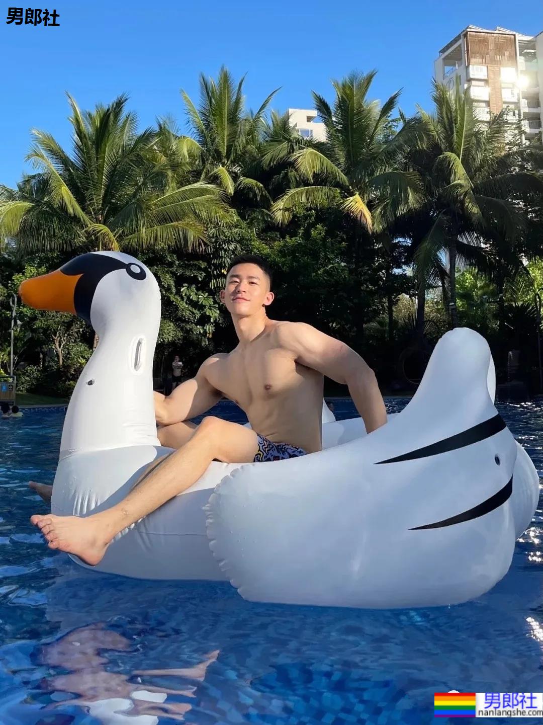 地铁上抓拍的体育帅男找到了，现在空少的身材都这么A了吗？ - 51虹马