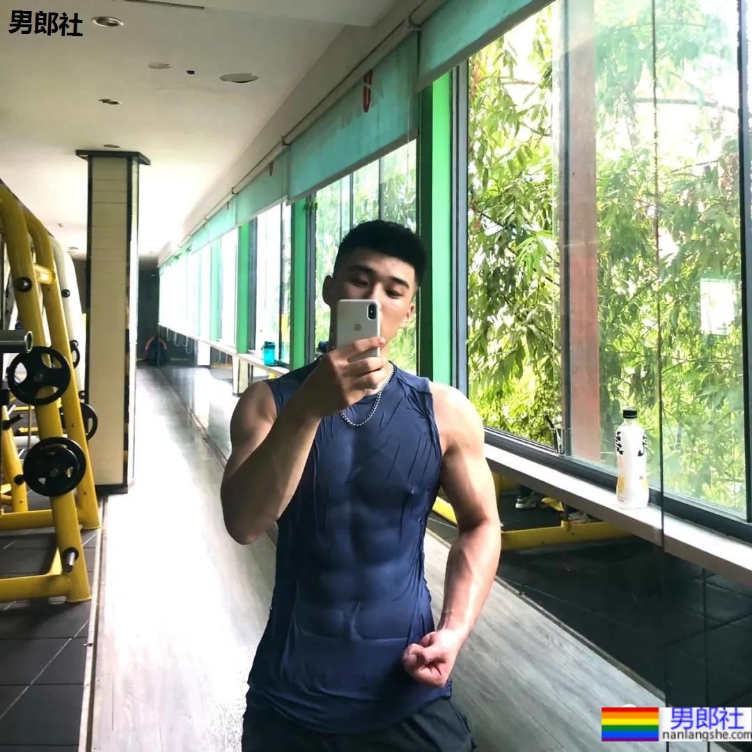 隔着衣服看腹肌？大二棒球体育生，这身材颜值绝了！-51虹马