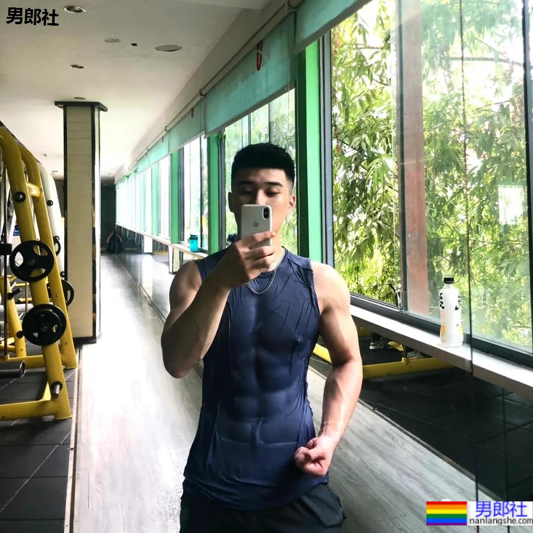 隔着衣服看腹肌？大二棒球体育生，这身材颜值绝了！ - 51虹马